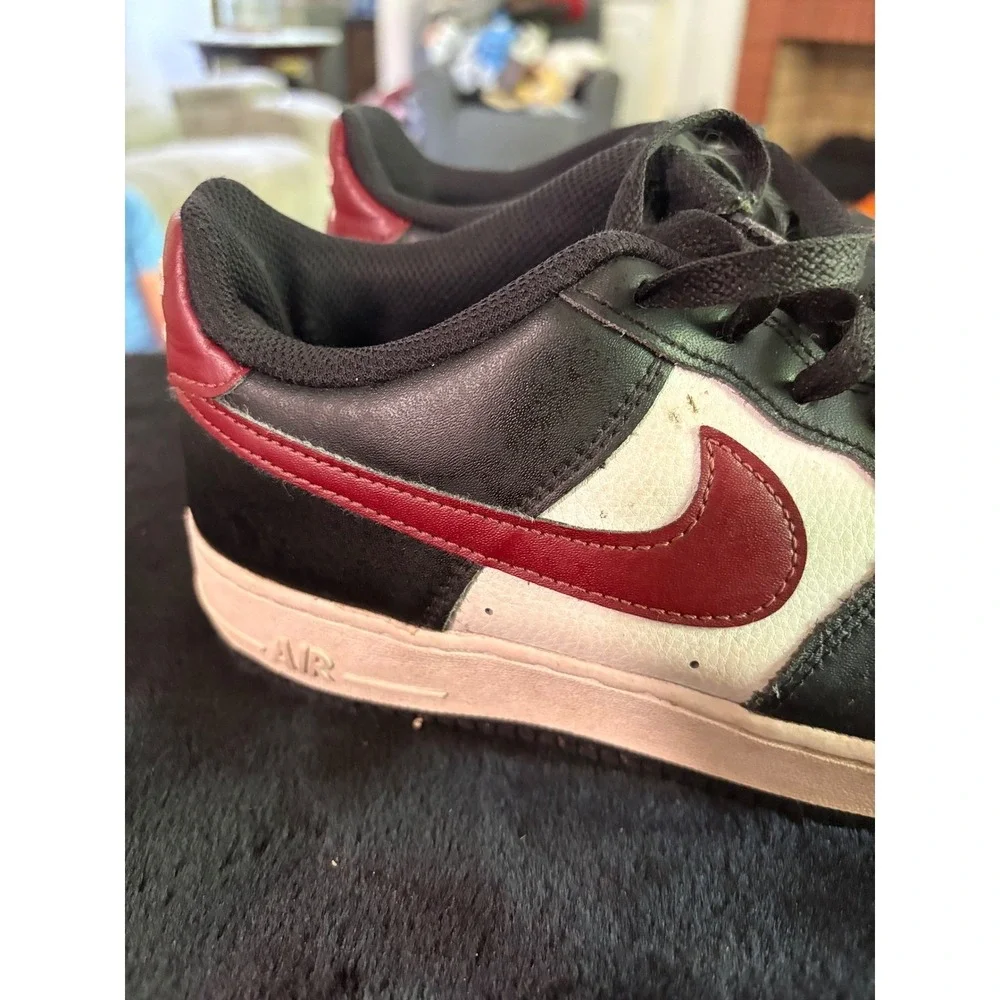 Nike Air Force 1 Low Kids 7Y Black White Burgundy Red FZ4351-001 Sneakers